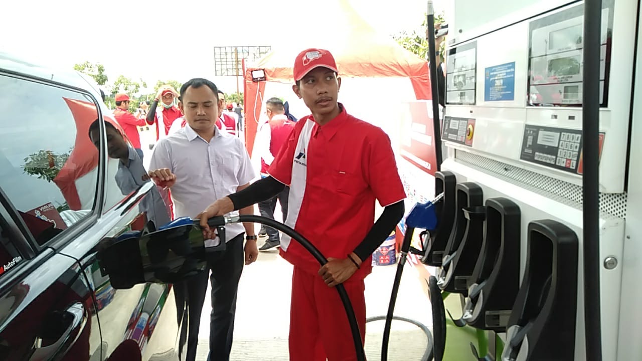 Petugas SPBU mengisi BBM di Rest Area KM 275 Tegal. Pada liburan Nataru ini Pertamina menambah pasokan BBM.