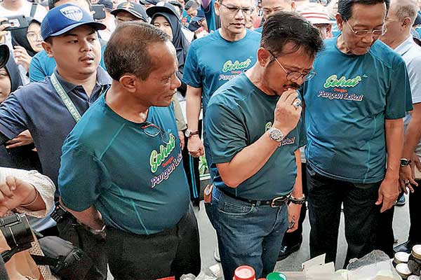 Menteri Pertanian Syahrul Yasin Limpo (tengah) didampingi Gubernur DIY Sri Sultan Hamengkubuwono X (kanan) mencicipi penganan.