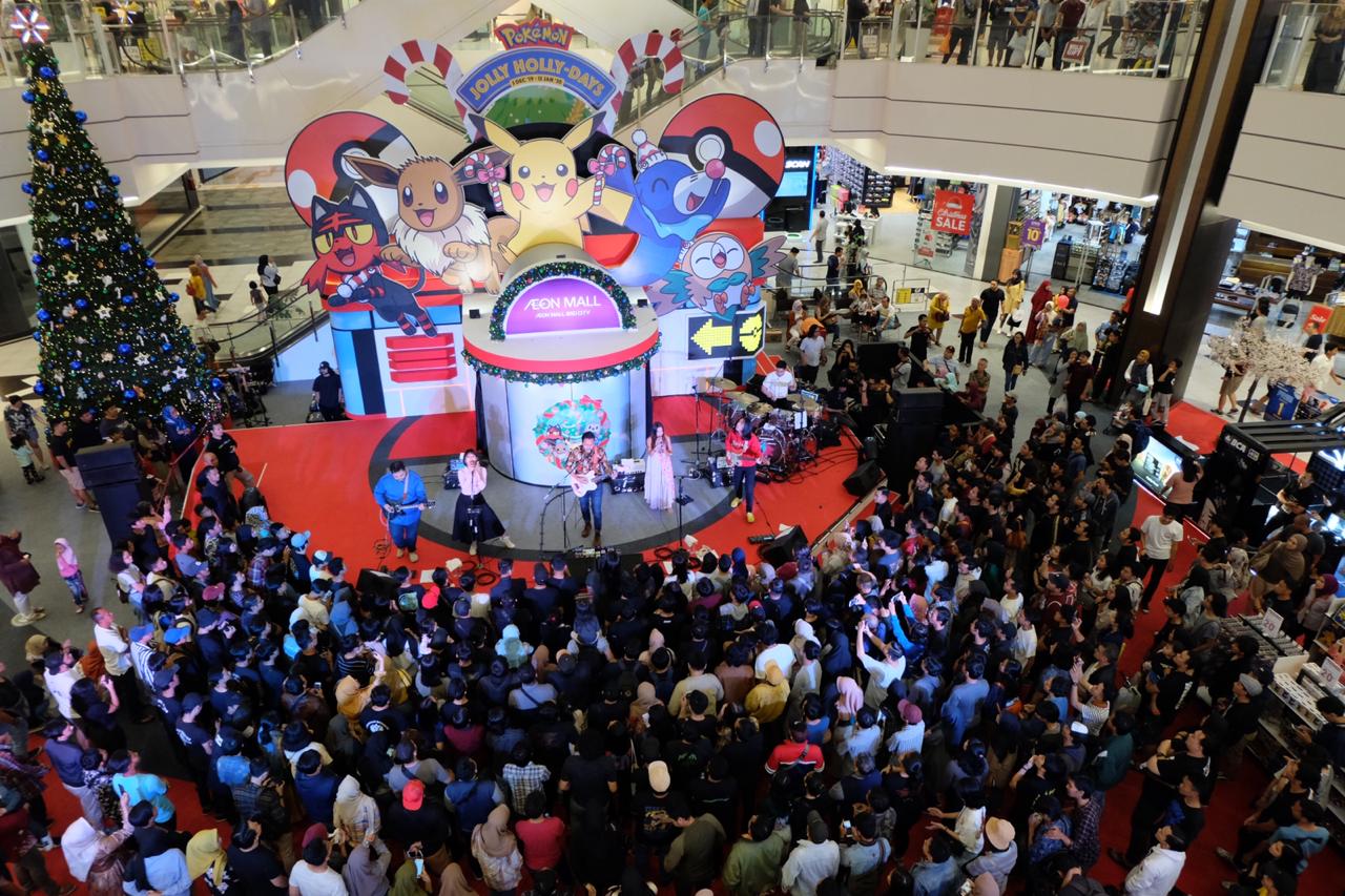 Grup Musik Barasuara sedang tampil pada Late Night Shopping Spree  di Aeon Mall BSD City, Serpong, Tangerang Selatan. 