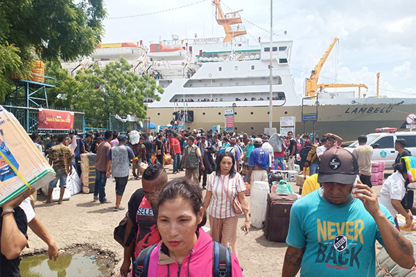 H-5 Jelang Libur Nataru, Penumpang Kapal di Maumere Membeludak