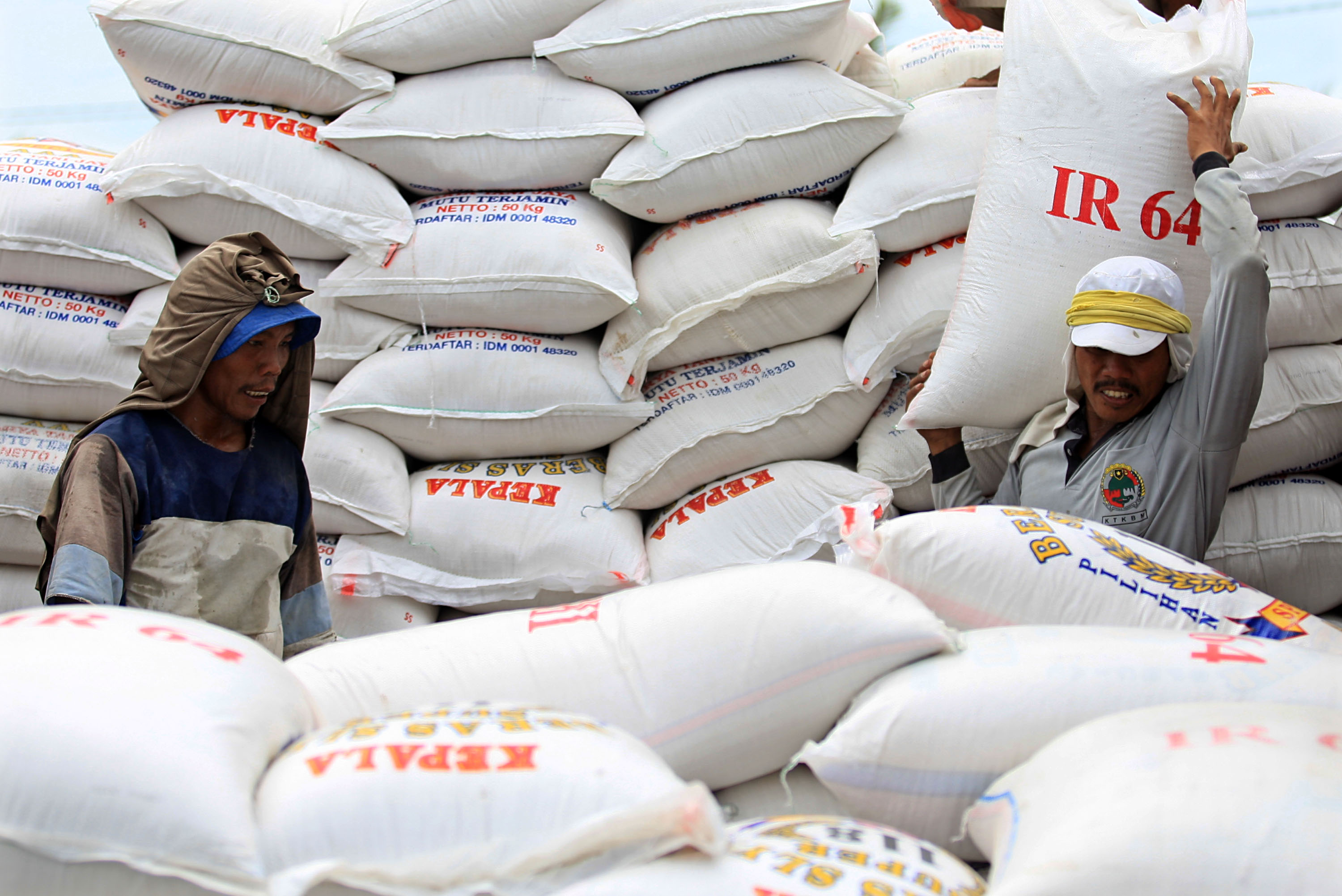 Pekerja membongkar muat beras dari truk ke atas kapal untuk pengiriman ke Tanjung Pinang, Bangka Belitung, beberapa waktu lalu.