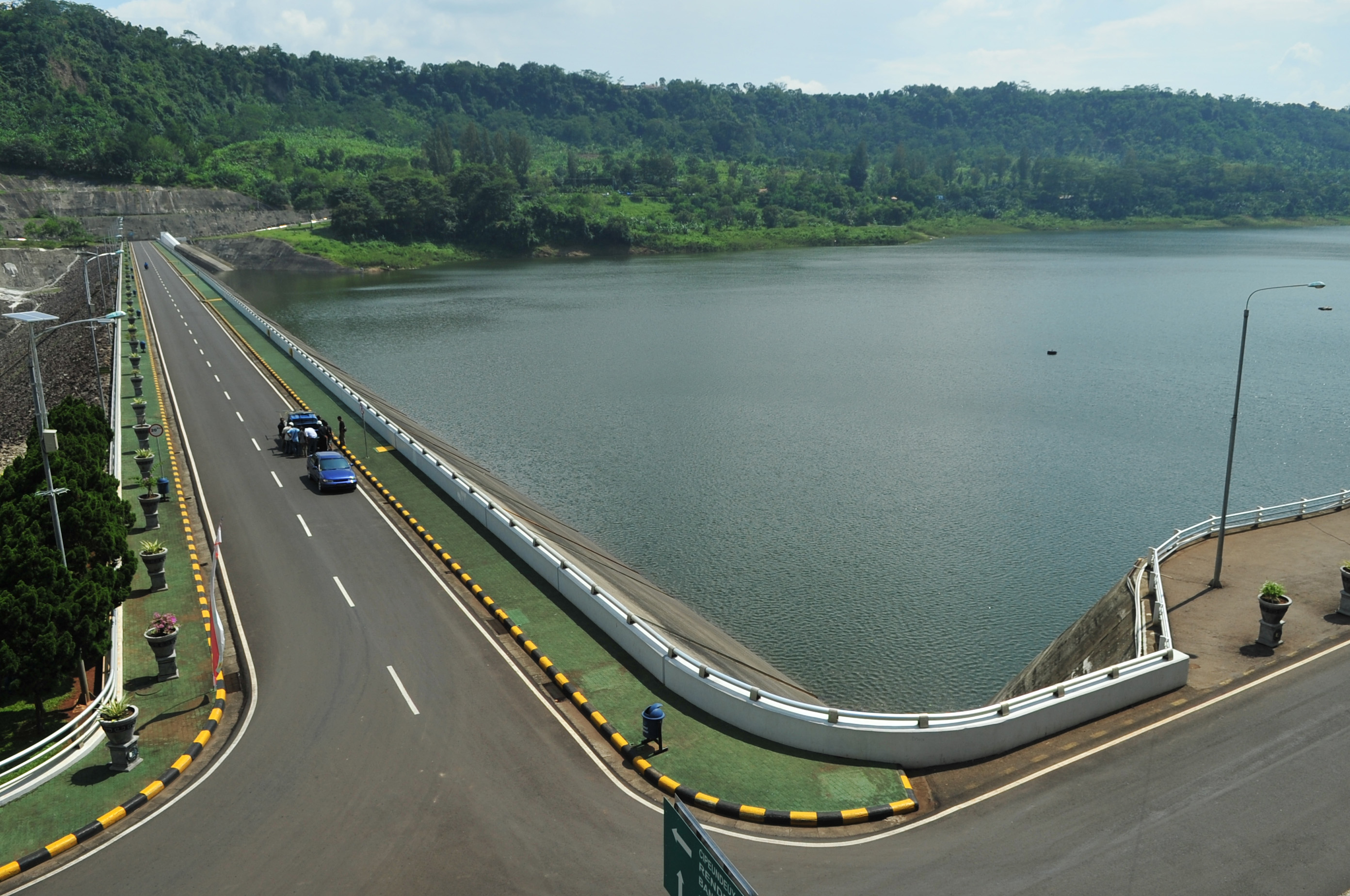 Bendungan Cirata merupakan salah satu dari tiga waduk di Sungai Citarum yang berfungsi mengendalikan banjir di Karawang.