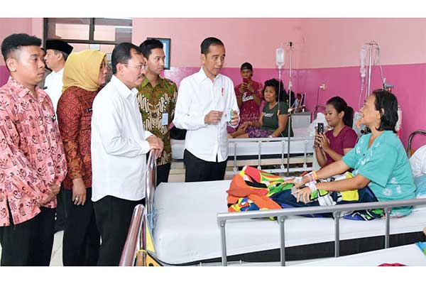 Kunjungan Presiden Joko Widodo bersama Menteri Kesehatan Terawan Agus Putranto di RSUD Kota Cilegon, Banten, Jumat (6/12).