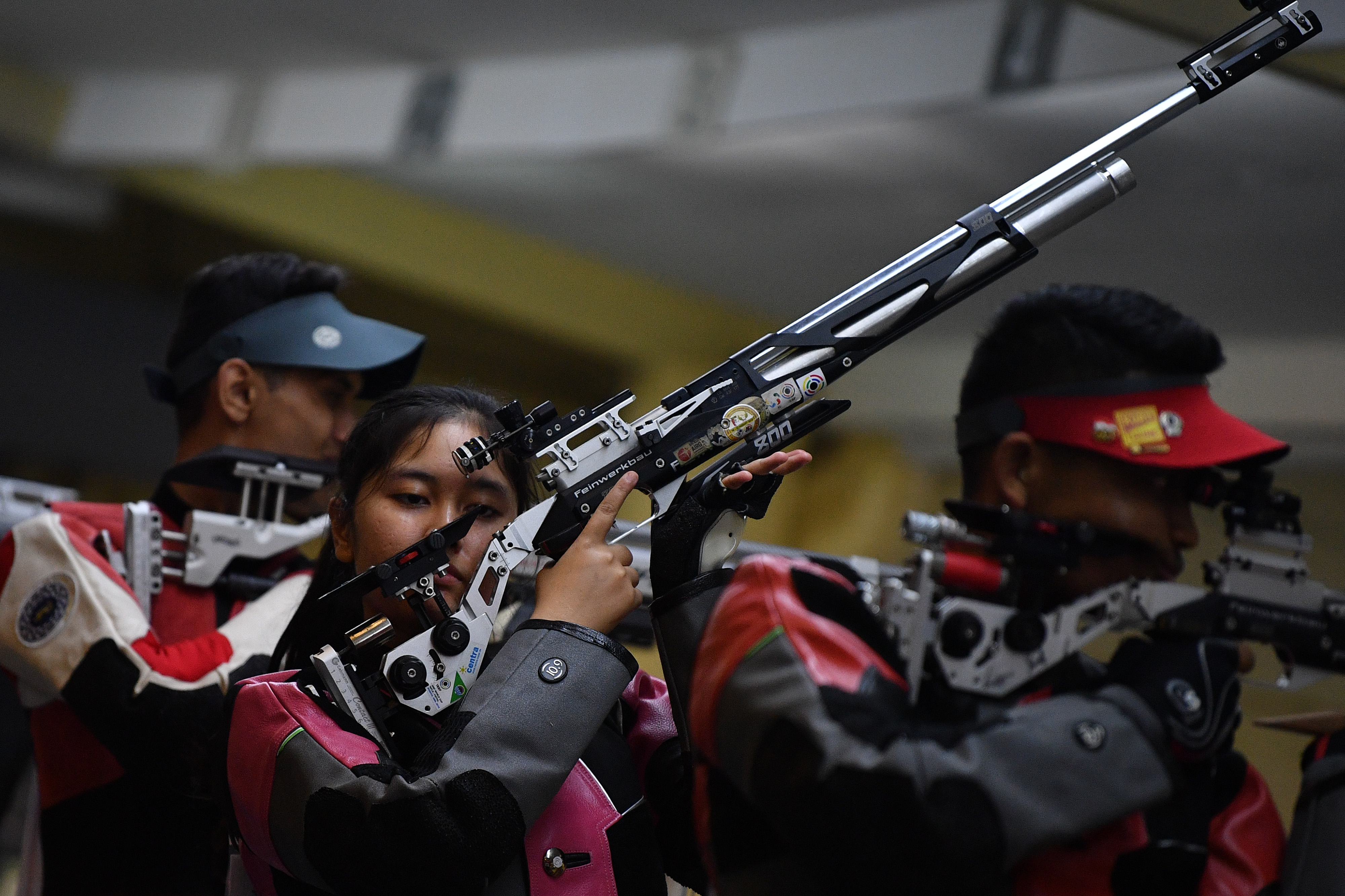 Atlet Indonesia Vidya Rafika Rahmatan Toyyiba (tengah) dan Fathur Gustafian meraih medali emas 10 meter Air Rifle Mixed Team SEAG 2019.