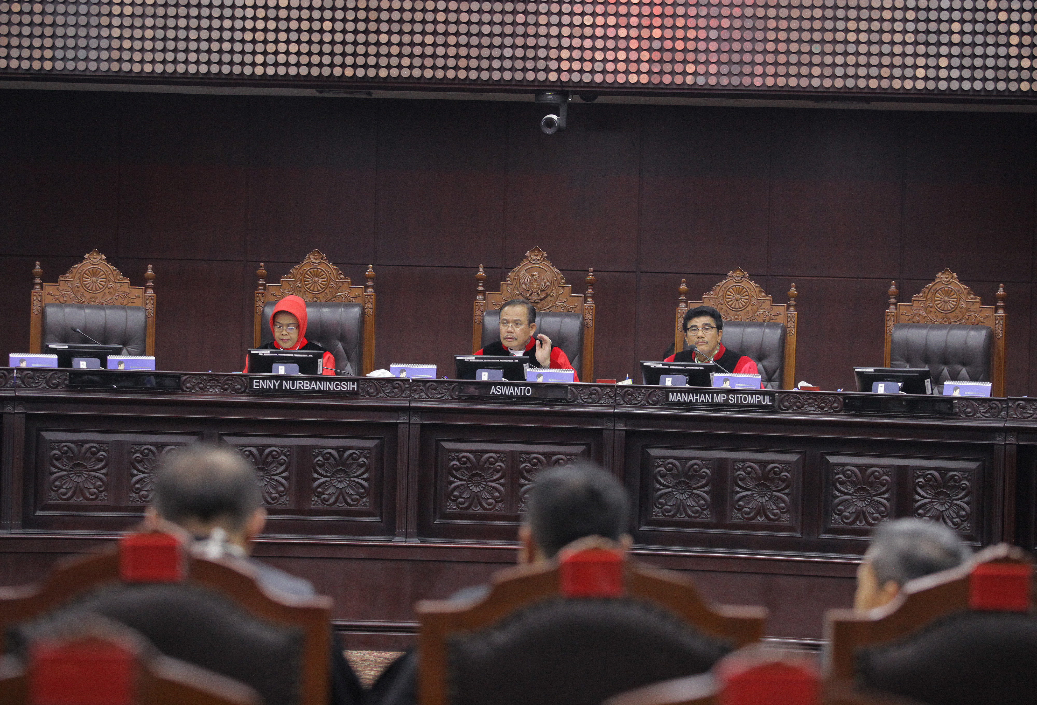 Ketua Majelis Hakim Konstitusi Aswanto (tengah) didampingi Hakim Enny Nurbaningsih (kiri) dan Hakim Manahan MP Sitompul (kanan) 