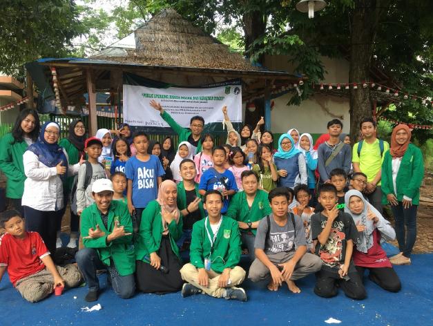 Mahasiswa Komunikasi Unas berfoto bersama siswa SAAJA yang didampingi kepala sekolah dan dosen pembimbing kegiatan CSR di Kuningan, Jakarta.