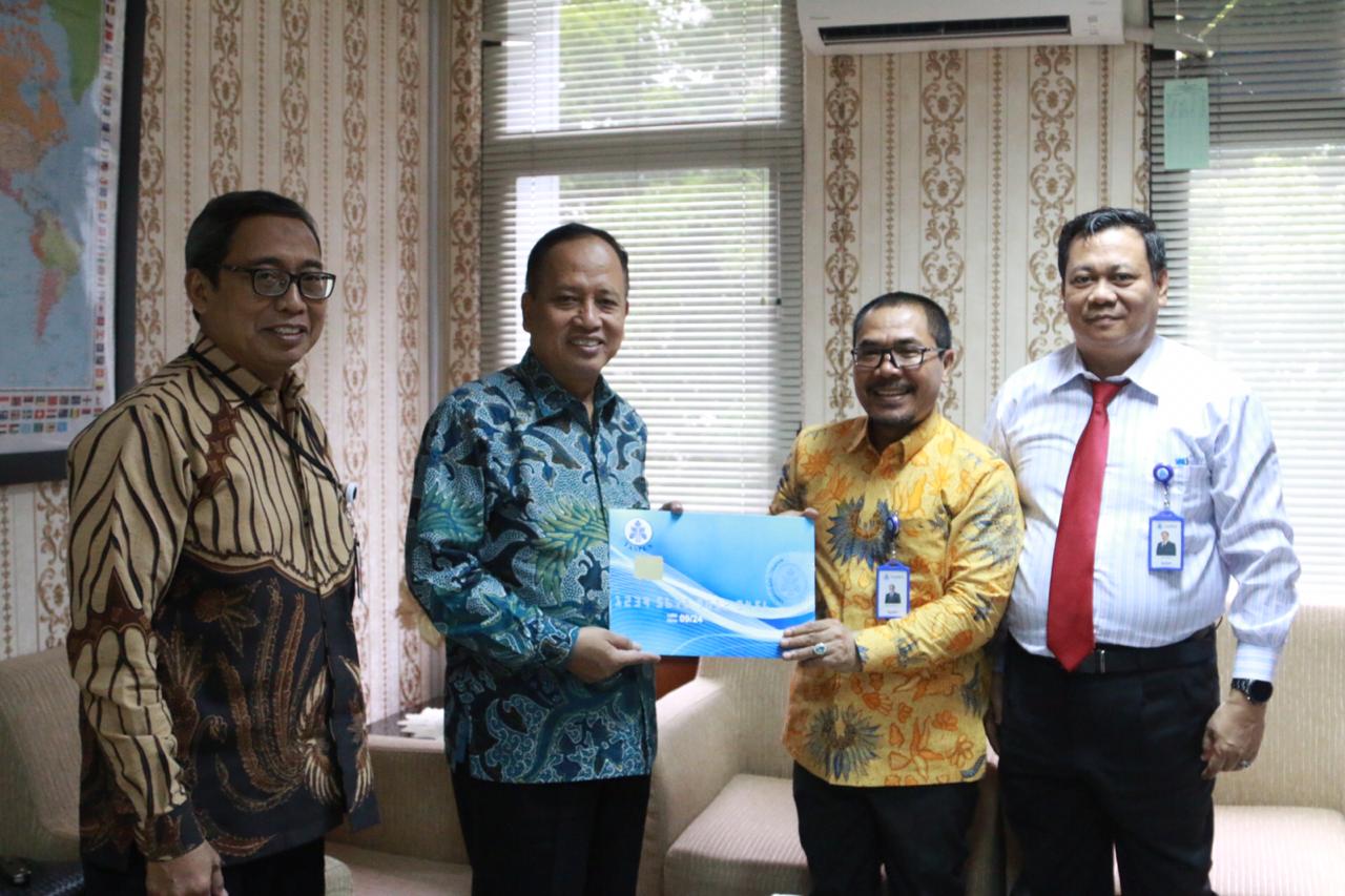 Direktur Perencanaan dan Aktuaria Taspen, Dodi Susanto, menyerahkan manfaat THT dan Pensiun kepada mantan Menristek Mohamad Nasir..