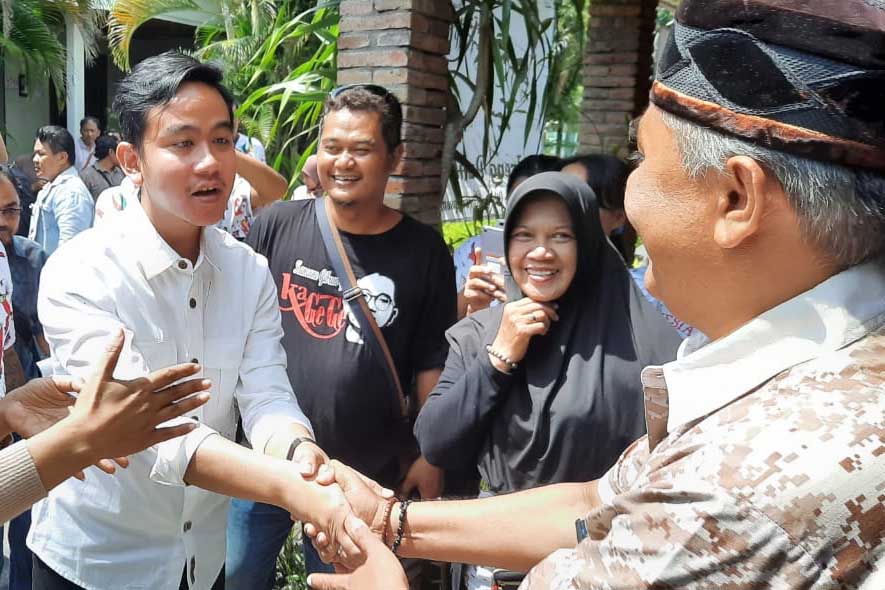  Putra Presiden Joko Widodo, Gibran Rakabuming, saat menemui barisan relawan di Kampung Karangasem, Laweyan, Kamis (26/12).