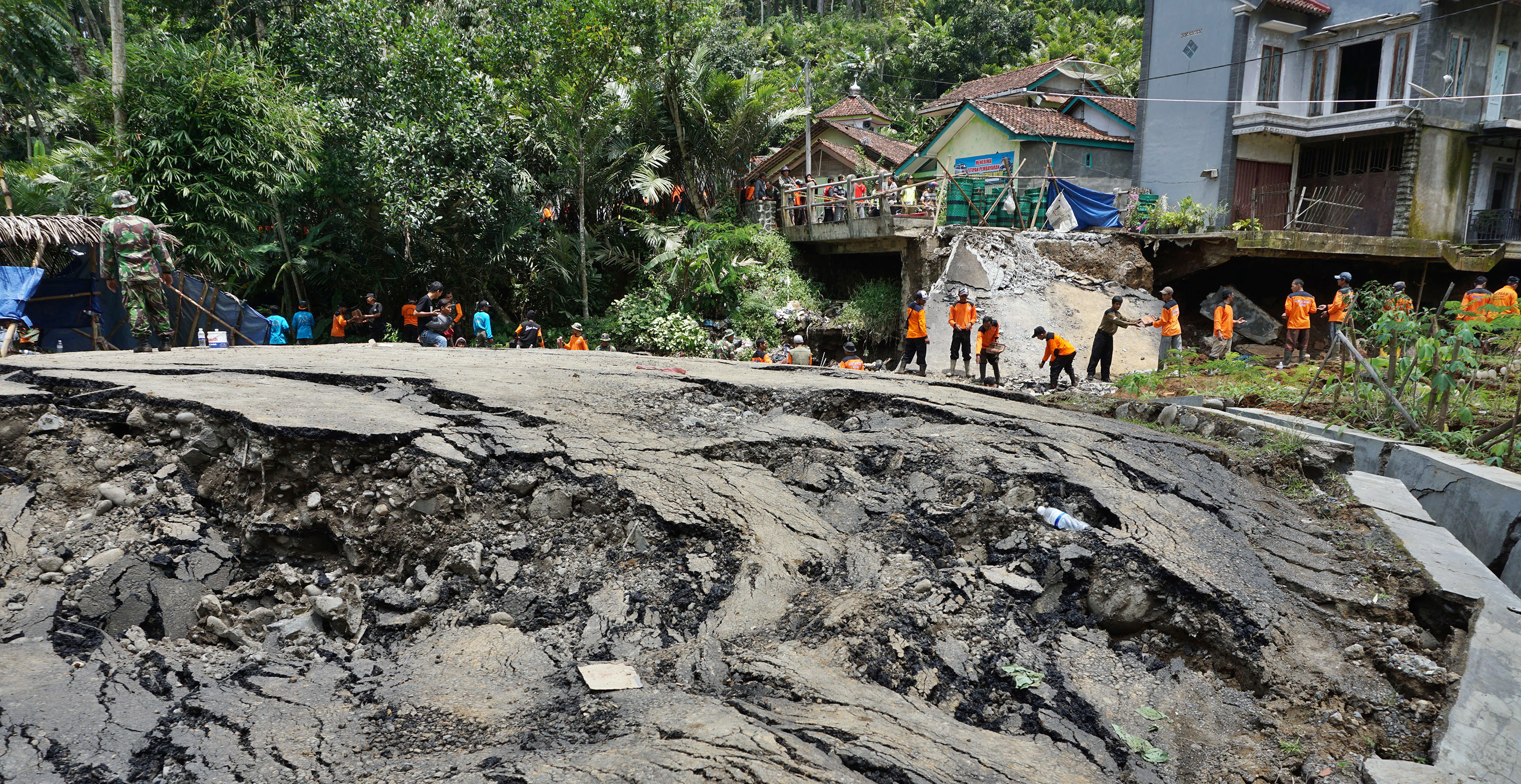 ilustrasi ejumlah relawan bersama warga memindahkan barang-barang milik warga yang terkena bencana longsor di Desa Clapar, Banjarnegara