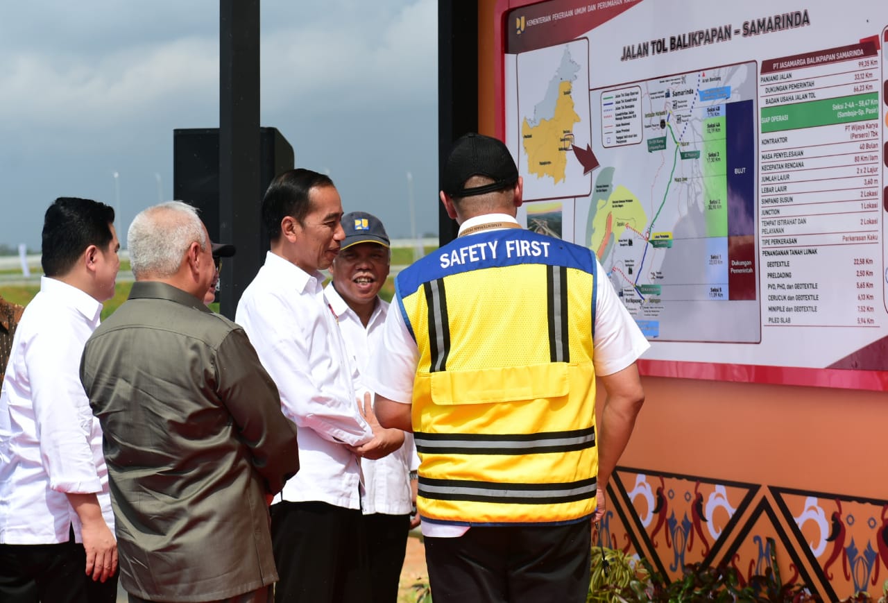 Presiden Joko Widodo saat berkunjung ke lokasi Ibu Kota Baru di Kalimantan Timur, Selasa (17/12).