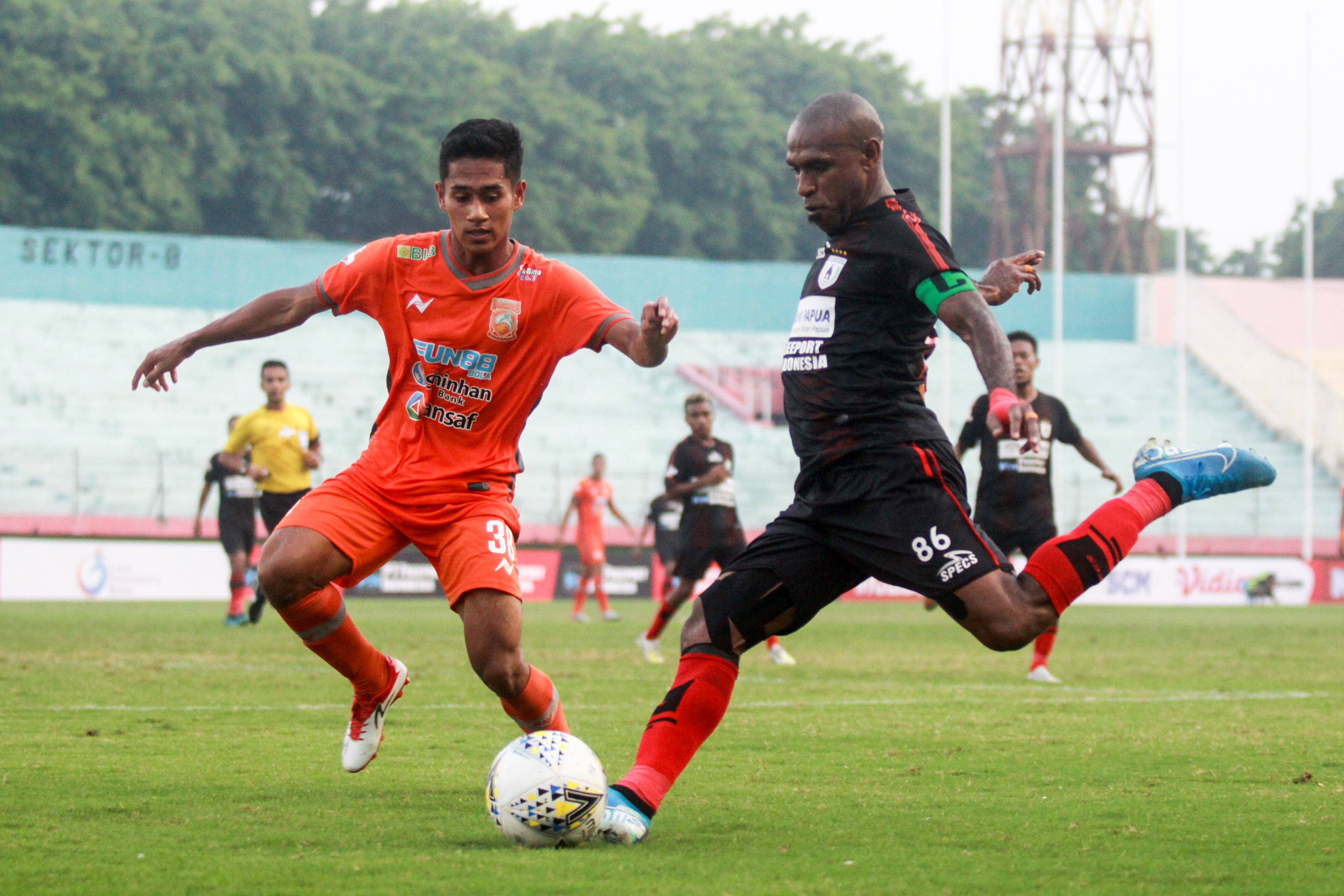 Pesepak bola Persipura Boaz Saolossa (kanan) dikawal pesepak bola Borneo FC Muhammad Ikhsan (kiri)