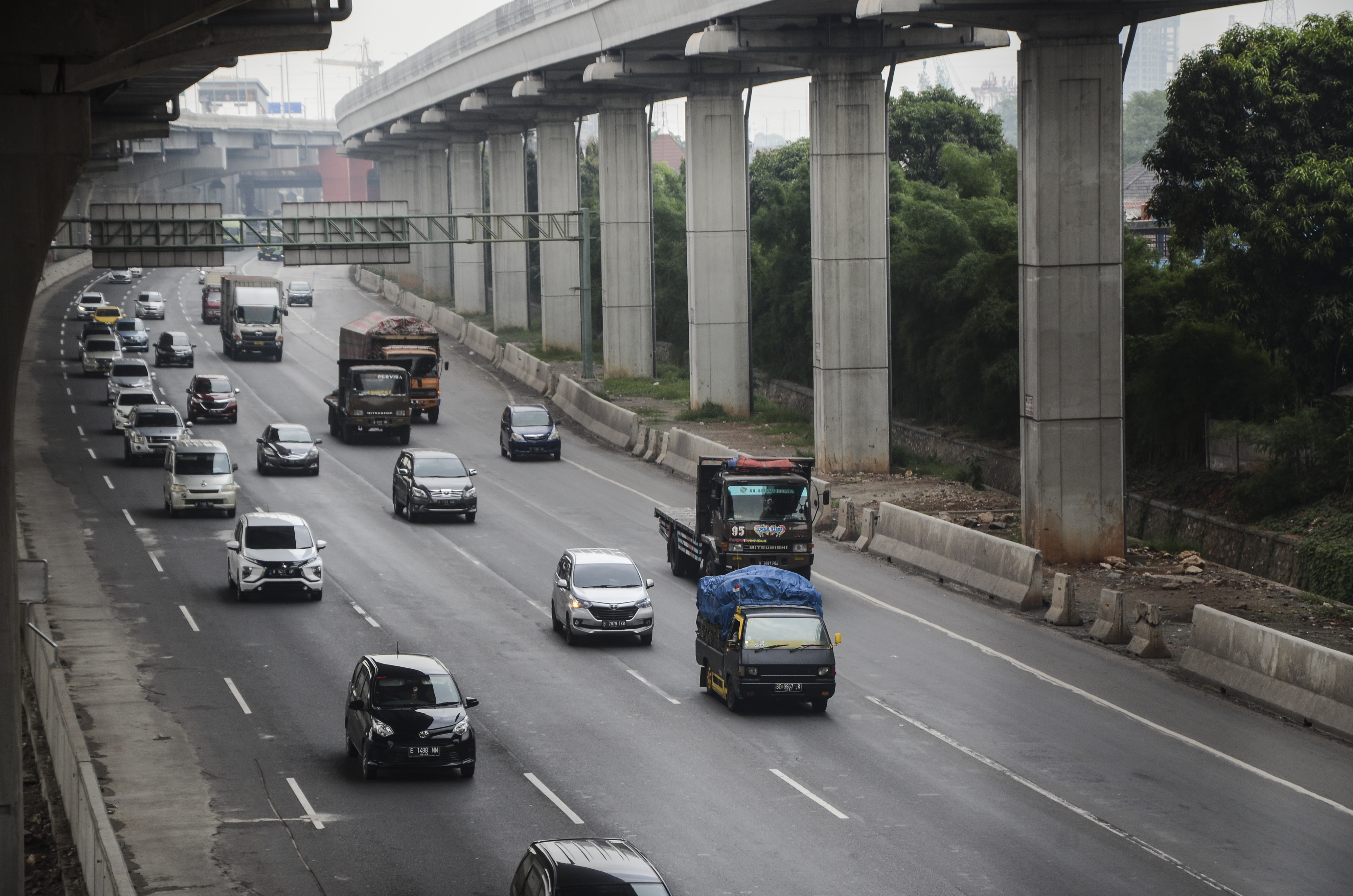 Sejumlah kendaraan melintasi Tol Jakarta-Cikampek di Bekasi, Jawa Barat, Sabtu (21/12/2019).