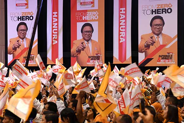Sejumlah kader Partai Hati Nurani Rakyat mengibarkan bendera dalam musyawarah nasional (Munas) Hanura di Jakarta, Selasa (17/12/2019)