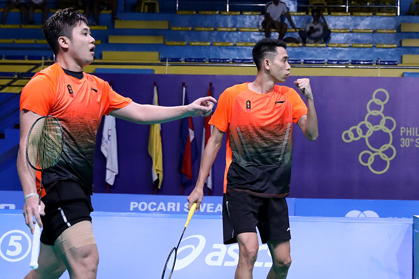 Pebulu tangkis ganda putra Wahyu Nayaka (kiri) dan Ade Yusuf (kanan) di SEA Games 2019