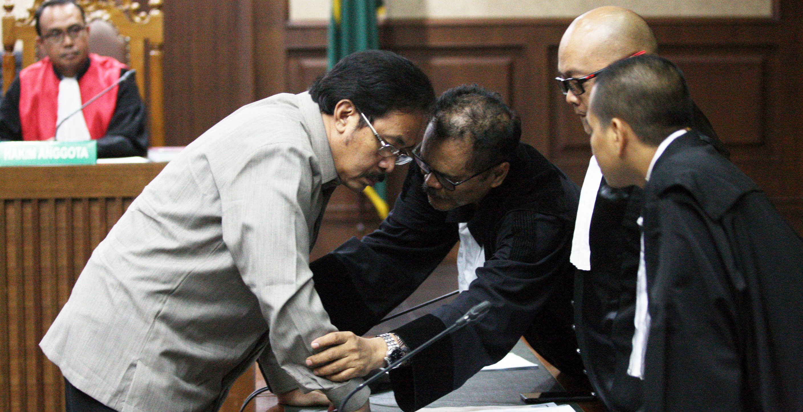 Gubernur Kepri nonaktif Nurdin basirun saat menjalani sidang dakwaan kasus suap izin reklamasi