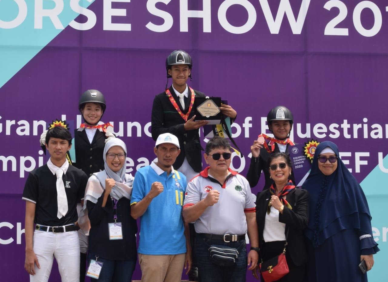 Akbar memegang trofi juara di ECL 2019