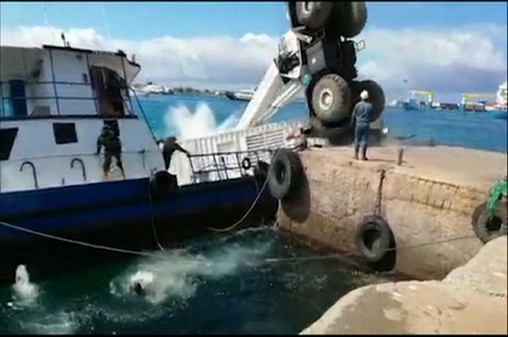 Foto dari rekaman video memperlihatkan alat derek jatuh menimpa kapal tongkang di pulau San Cristobal, Galapagos, 22 Desember 2019. 
