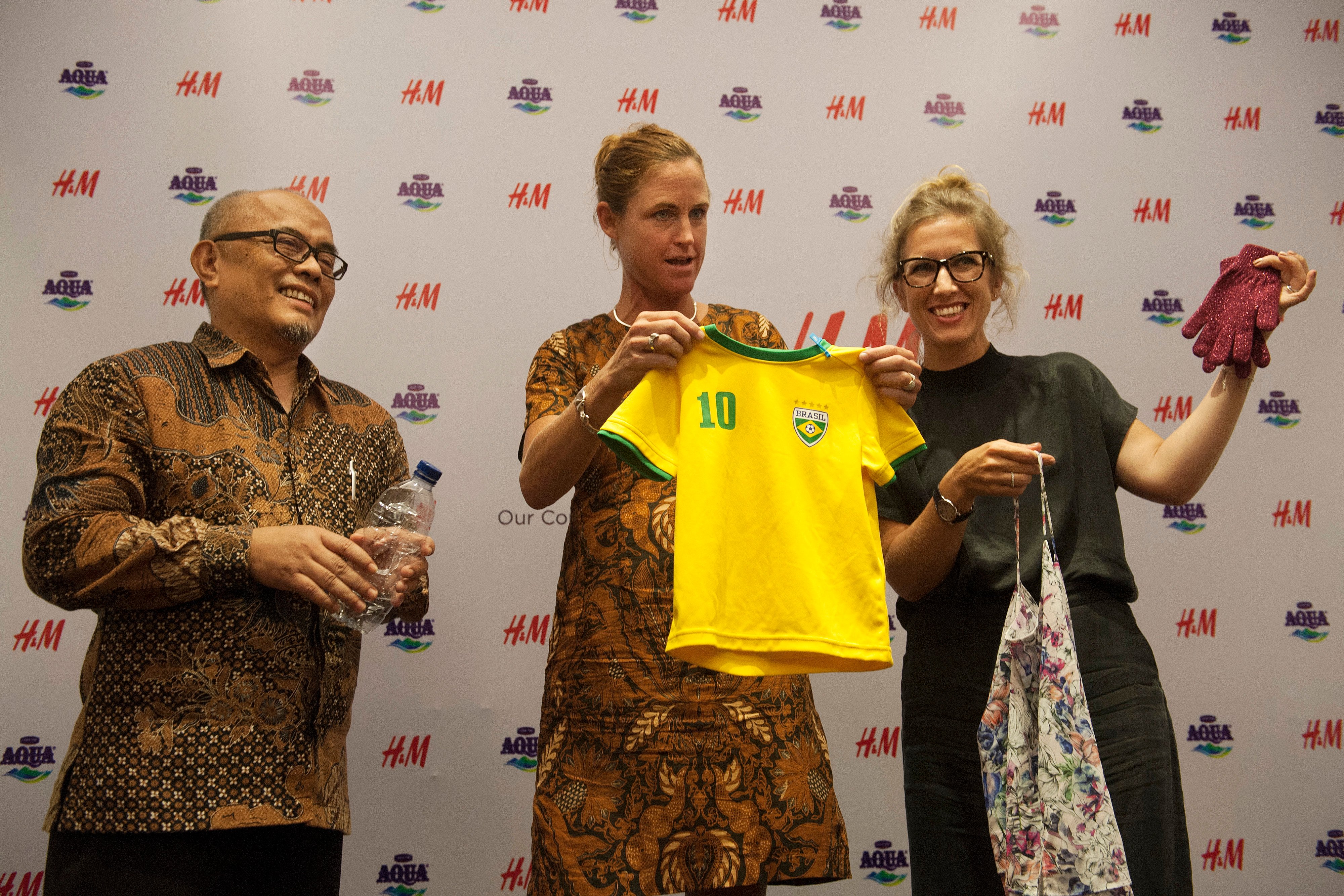 KERJA SAMA PENGOLAHAN SAMPAH PLASTIK: pengolahan sampah plastik menjadi produk pakaian  