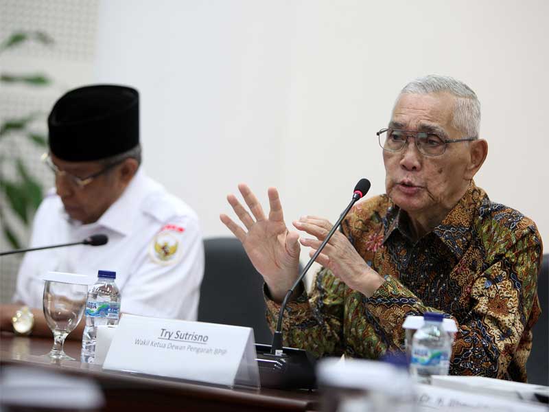 Wakil Ketua Dewan Pengarah Badan Pembinaan Ideologi Pancasila (BPIP) Try Sutrisno (kanan) didampinig anggota BPIP Said Aqil Siradj.