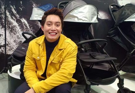 Artis Edric Tjandra Traveling Ajak Anak dengan Bawa Stroller