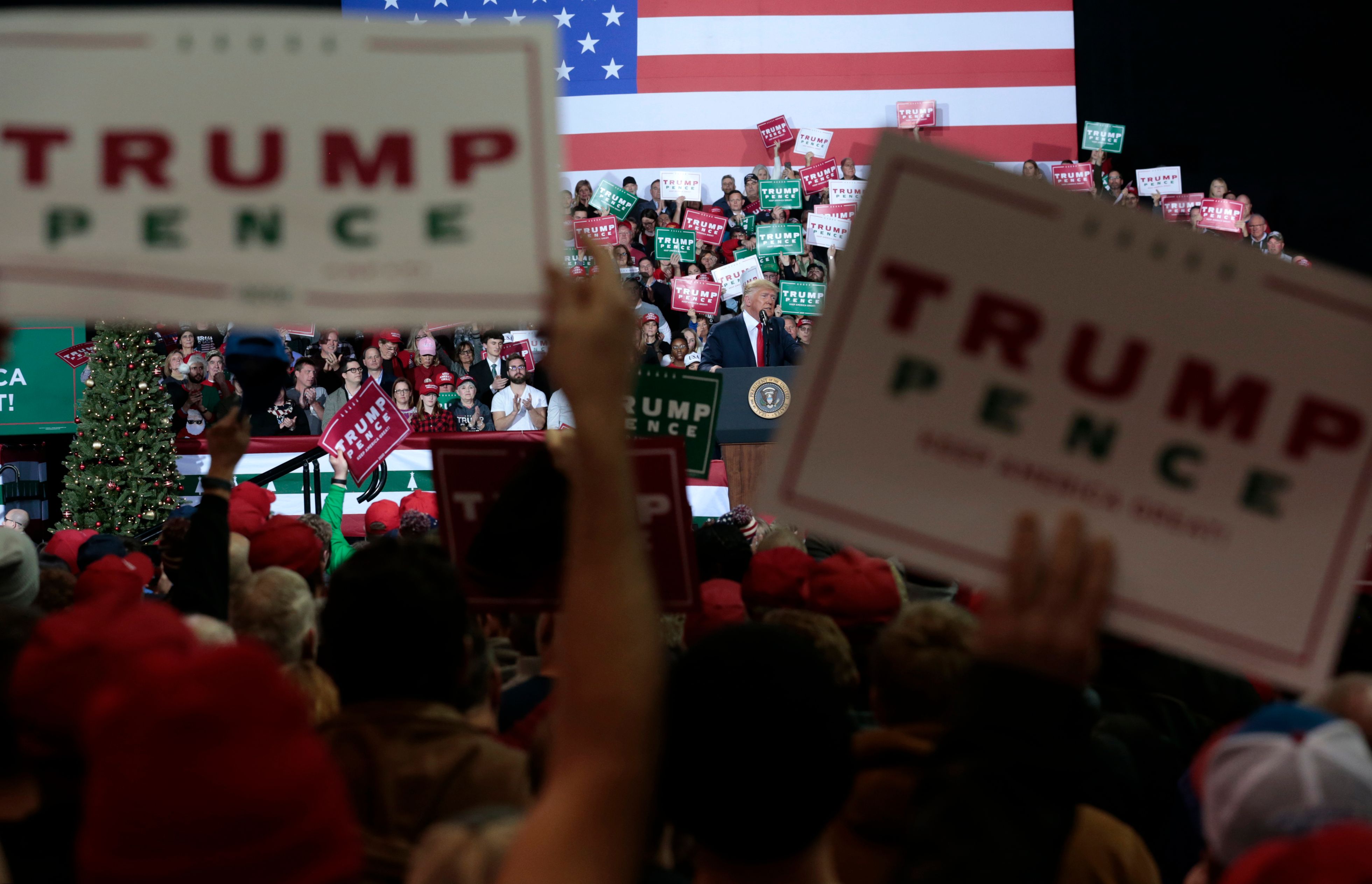 Presiden AS Donald Trump berbicara dalam kegiatan bertajuk Keep America Great Rally di Kellogg Arena, Battle Creek, Michigan, (18/12).
