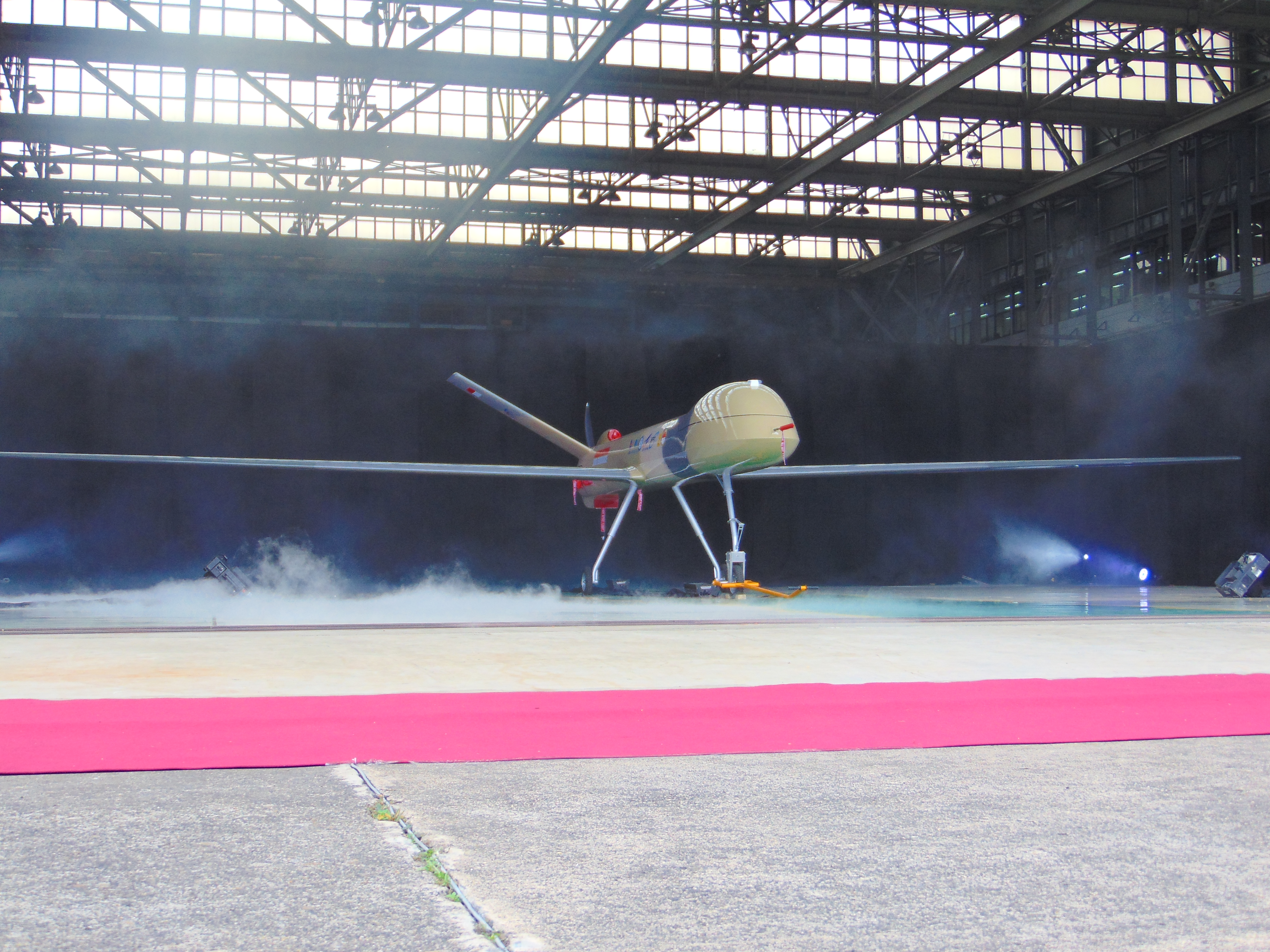 Pesawat udara nirawak medium altitude long endurance (Puna MALE) Elang Hitam mampu terbang tanpa henti selama lebih dari 24 jam.