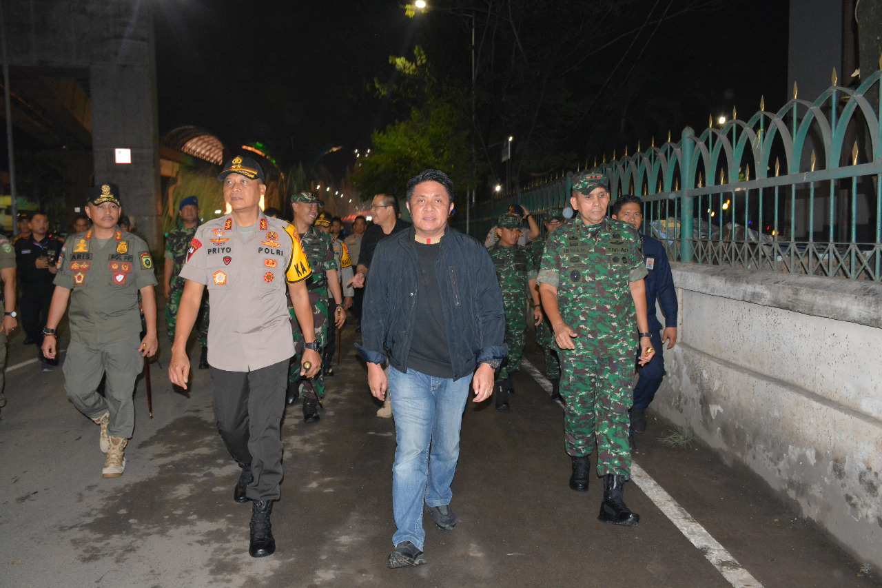 Gubernur Sumsel Herman Deru (tengah) saat meninjau keamanan Natal di Palembang, Selasa (24/12/2019).