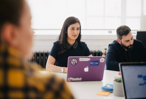  Wanita menempati porsi 48,57% dari keseluruhan pengguna internet di Indonesia.