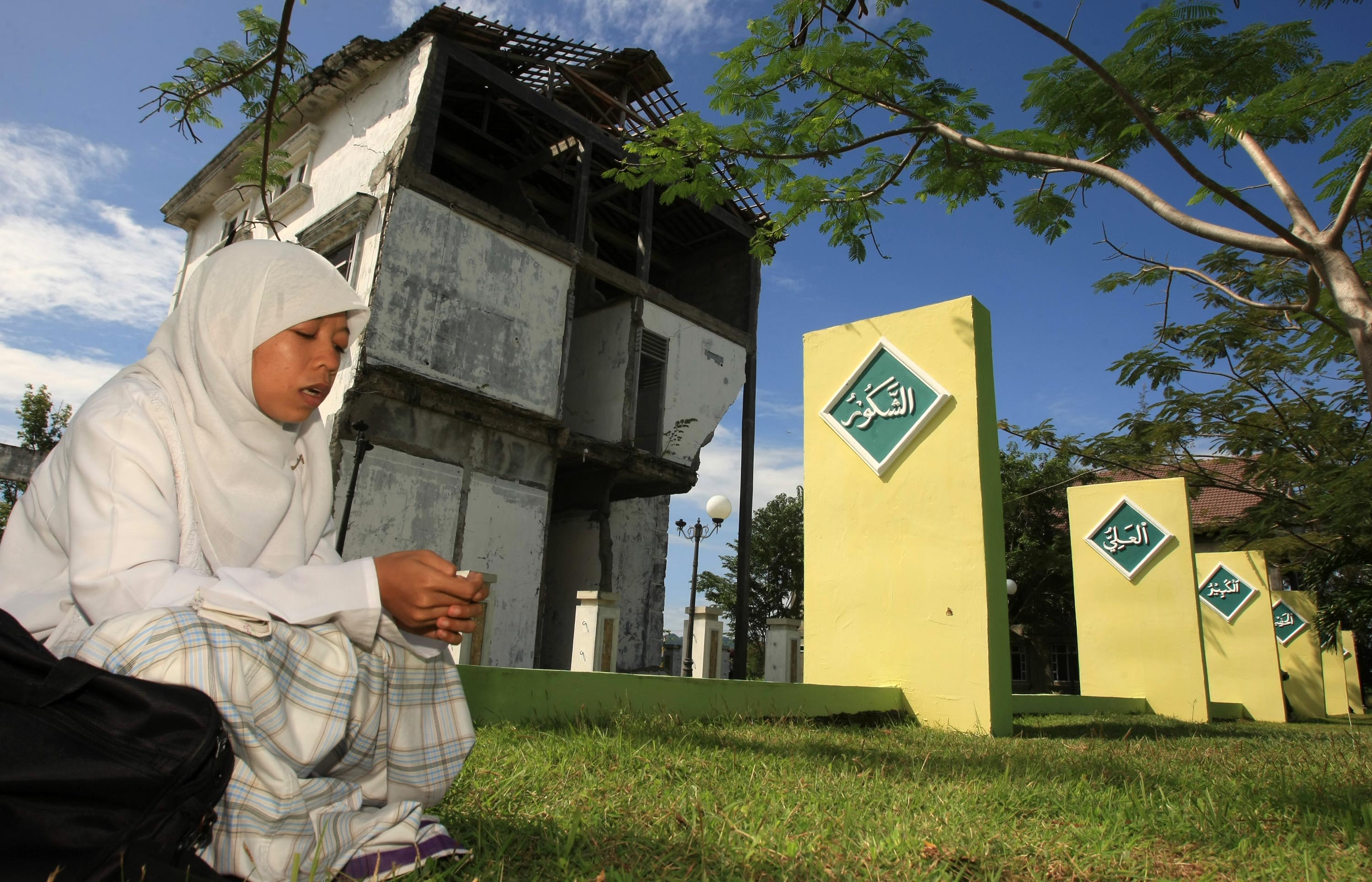  Warga melakukan doa untuk korban gempa dan tsunami di pemakaman massal Ulee Lheu, Banda Aceh