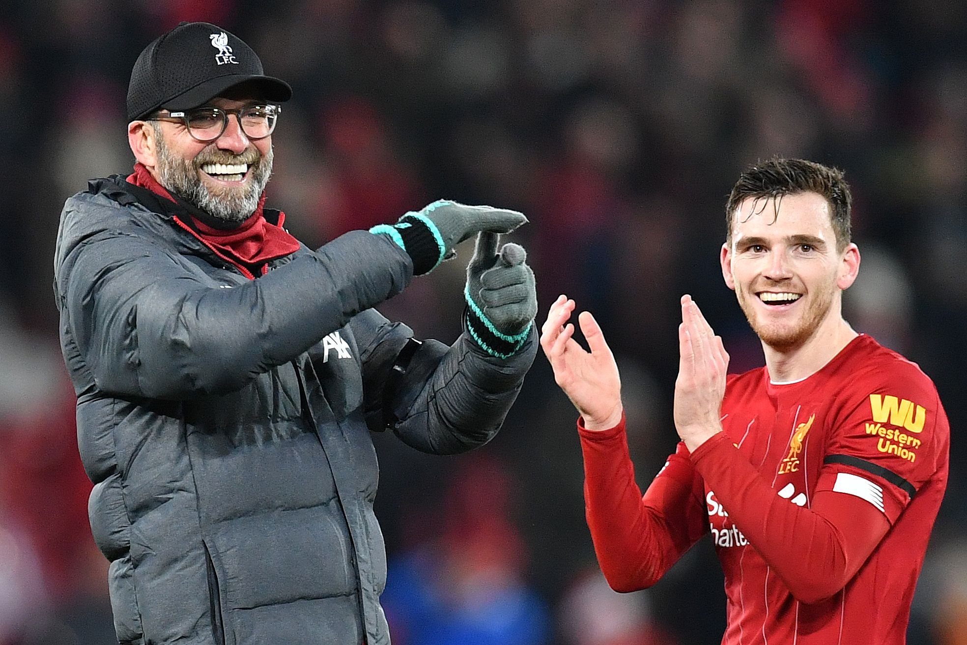 Pelatih Liverpool Jurgen Klopp (kanan) bersama bek Liverpool Andrew Robertson usai memenangi laga melawan Brighton
