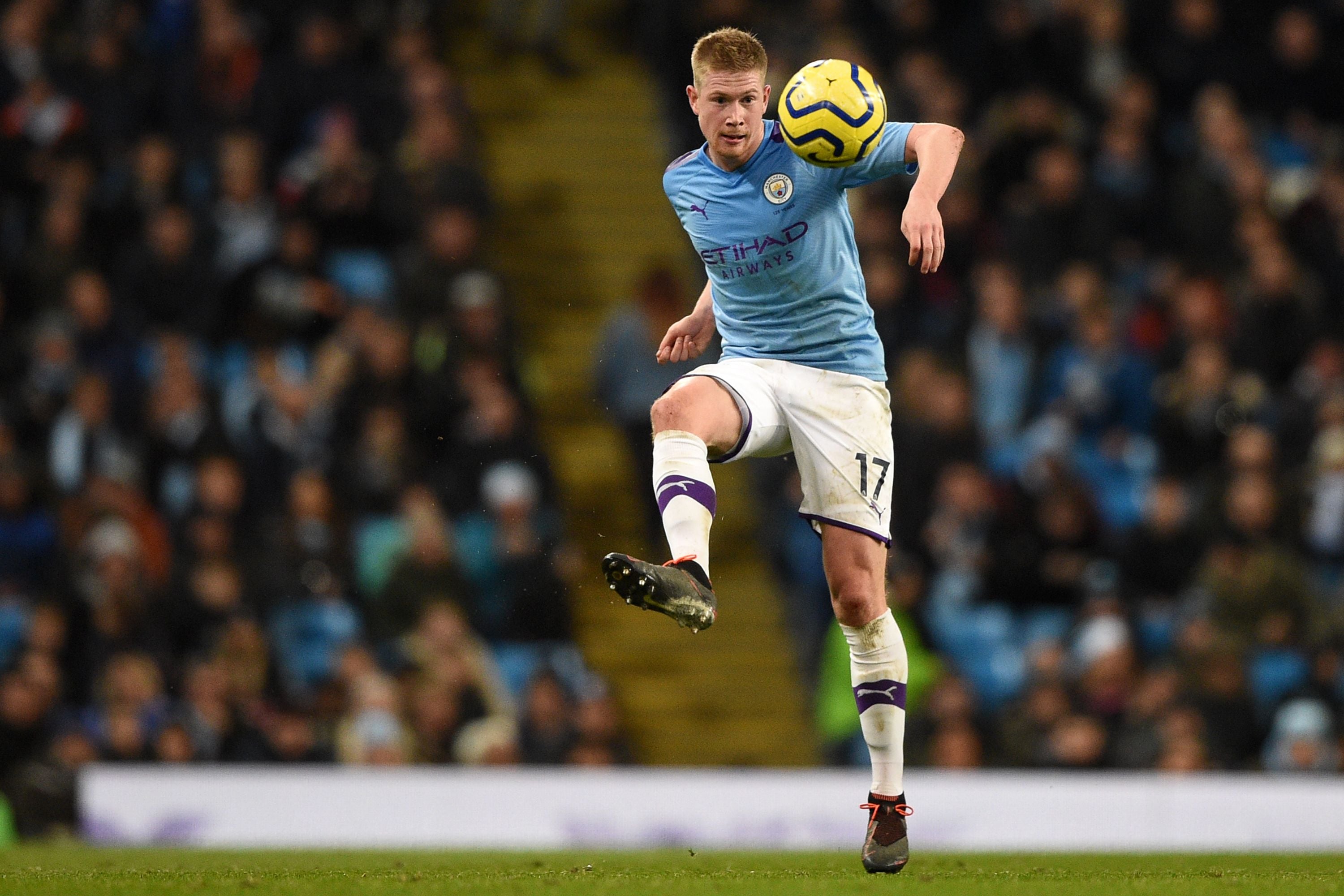 elandang Manchester City, Kevin De Bruyne, berusaha memberi umpan saat timnya melawan Leicester City di Etihad Stadium, Manchester, Inggris,
