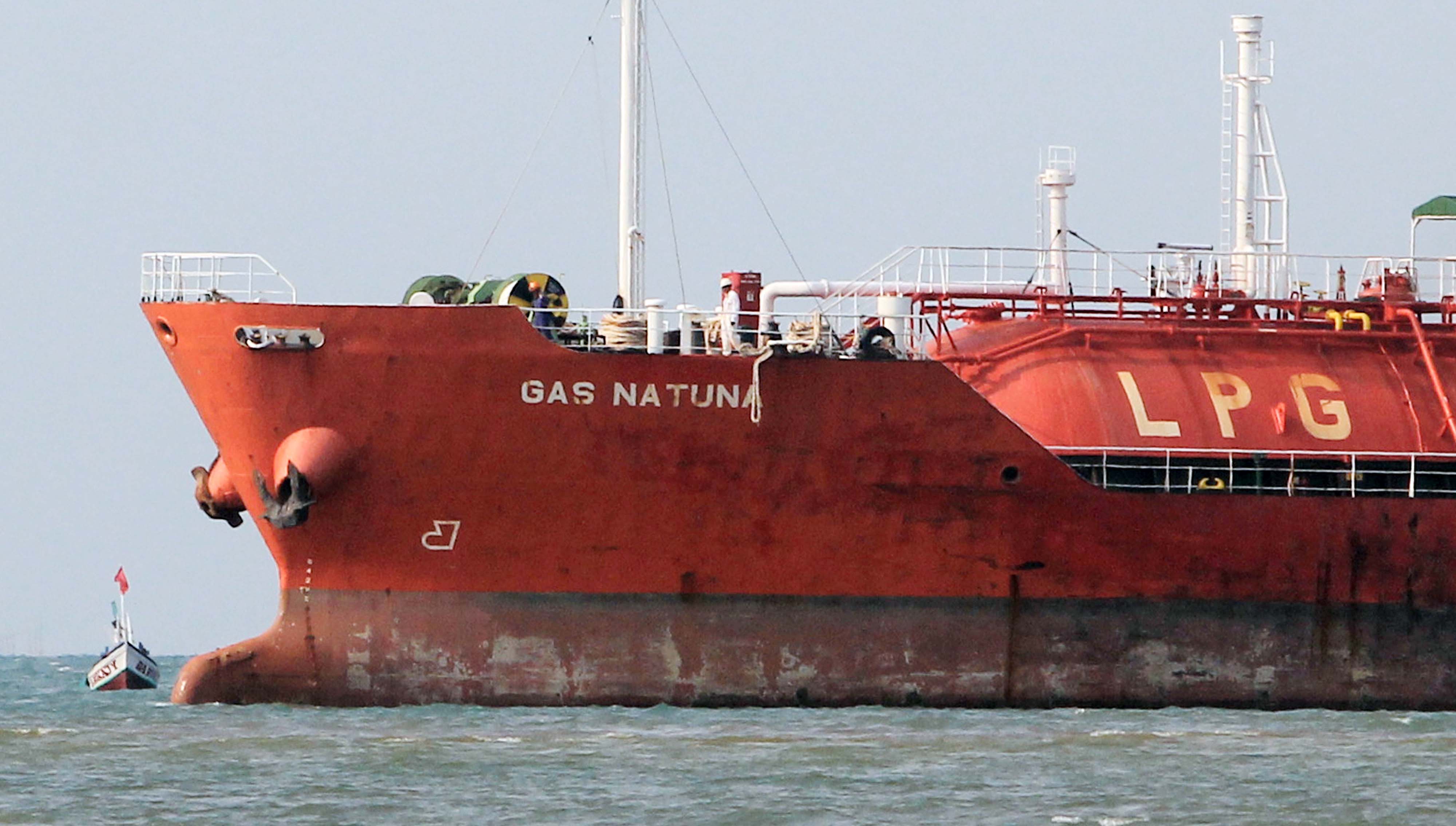 Sebuah kapal tanker pengangkut LPG berlabuh di Jetty Pertamina RU VI Balongan, Indramayu, Jawa Barat, Kamis (27/12/2018).