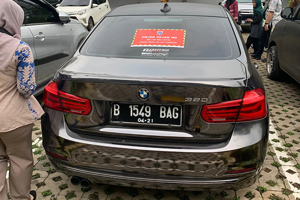 Penunggak Pajak Kendaraan Mewah Dikejar hingga Mal Puri Indah