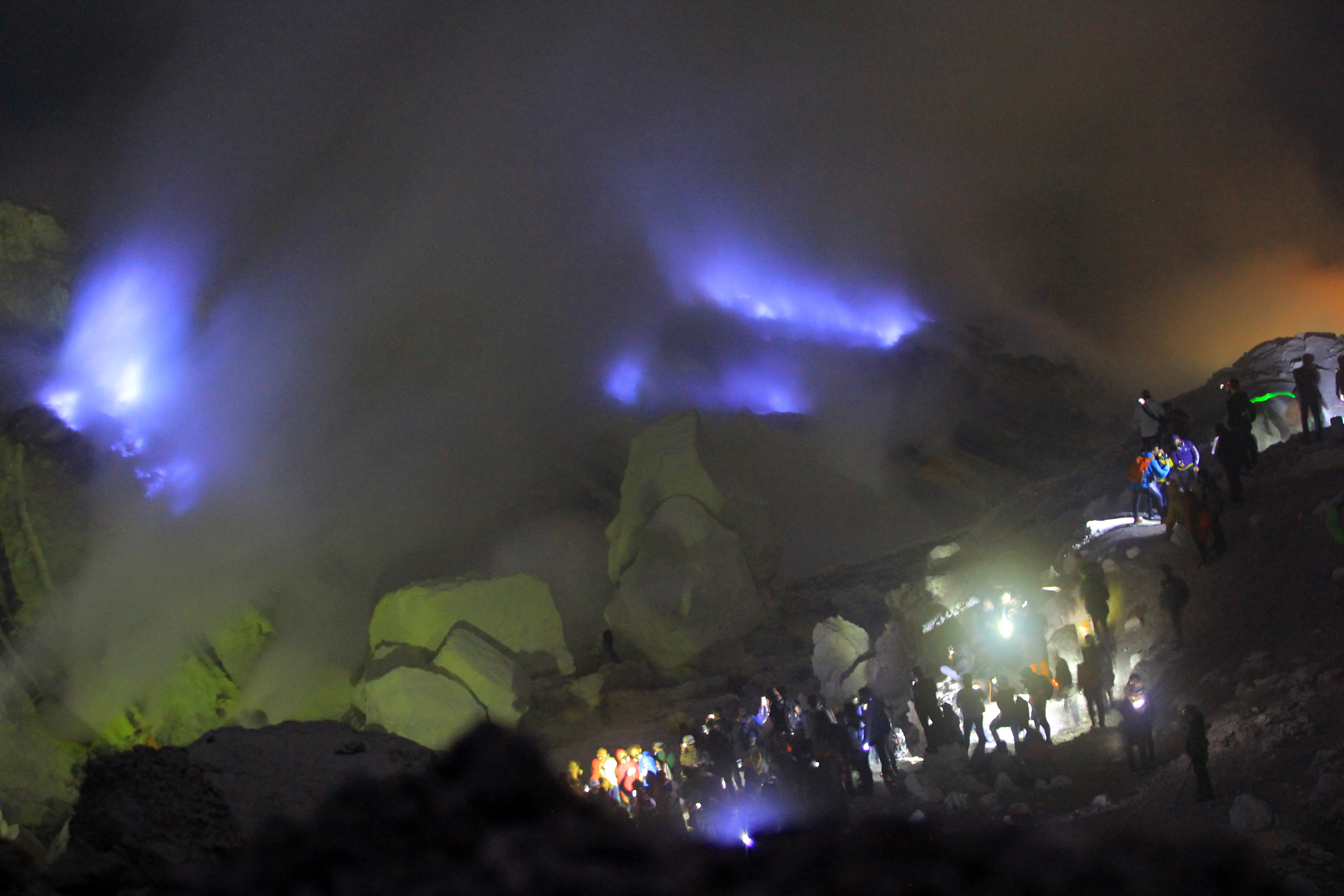 Wisatawan melihat Blue fire (api biru) di dasar kawah Gunung Ijen, Banyuwangi, Jawa Timur.