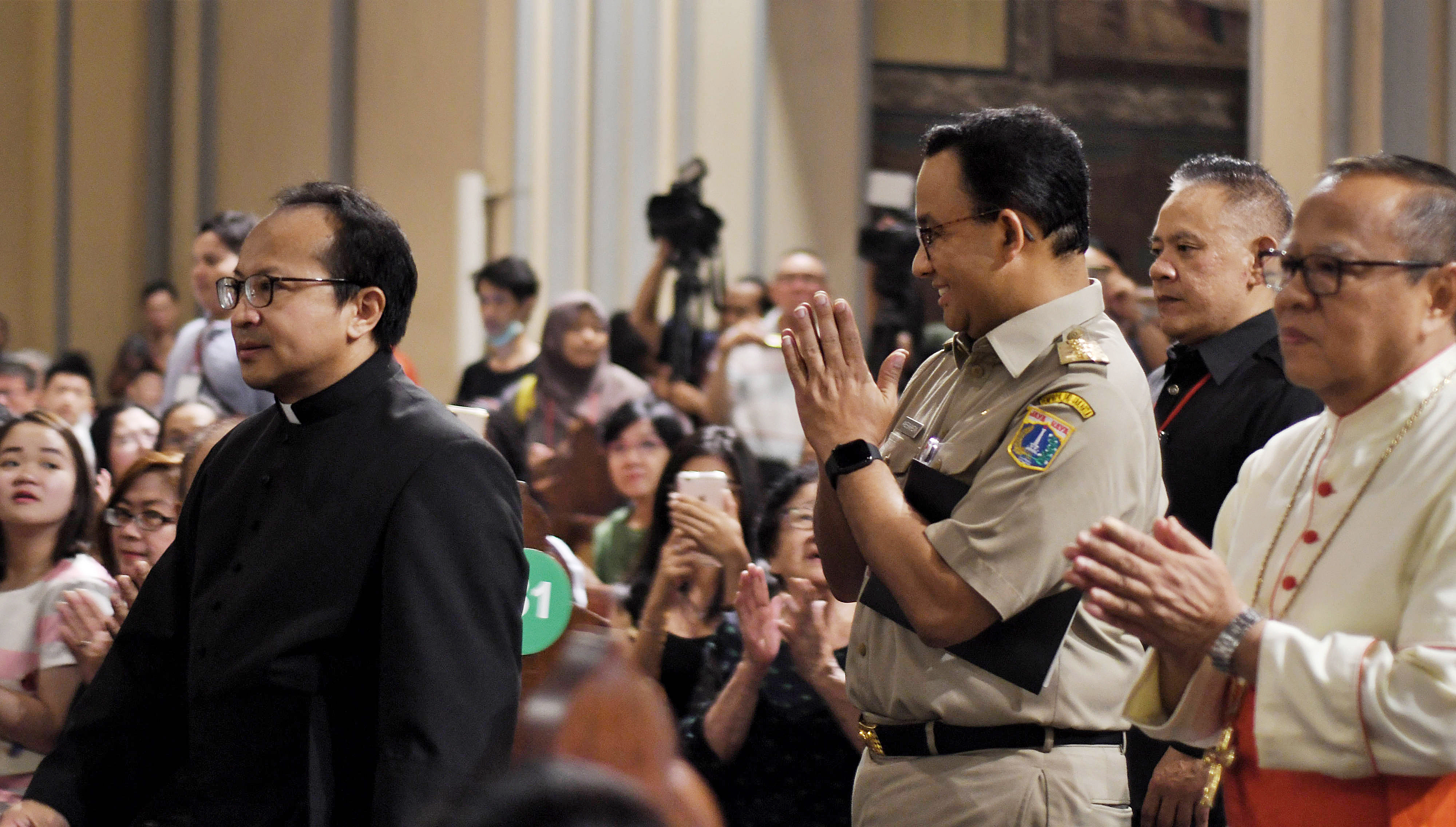 Gubernur DKI Jakarta Anies Baswedan saat mengunjungi gereja katedral Jakarta saat Misa Natal