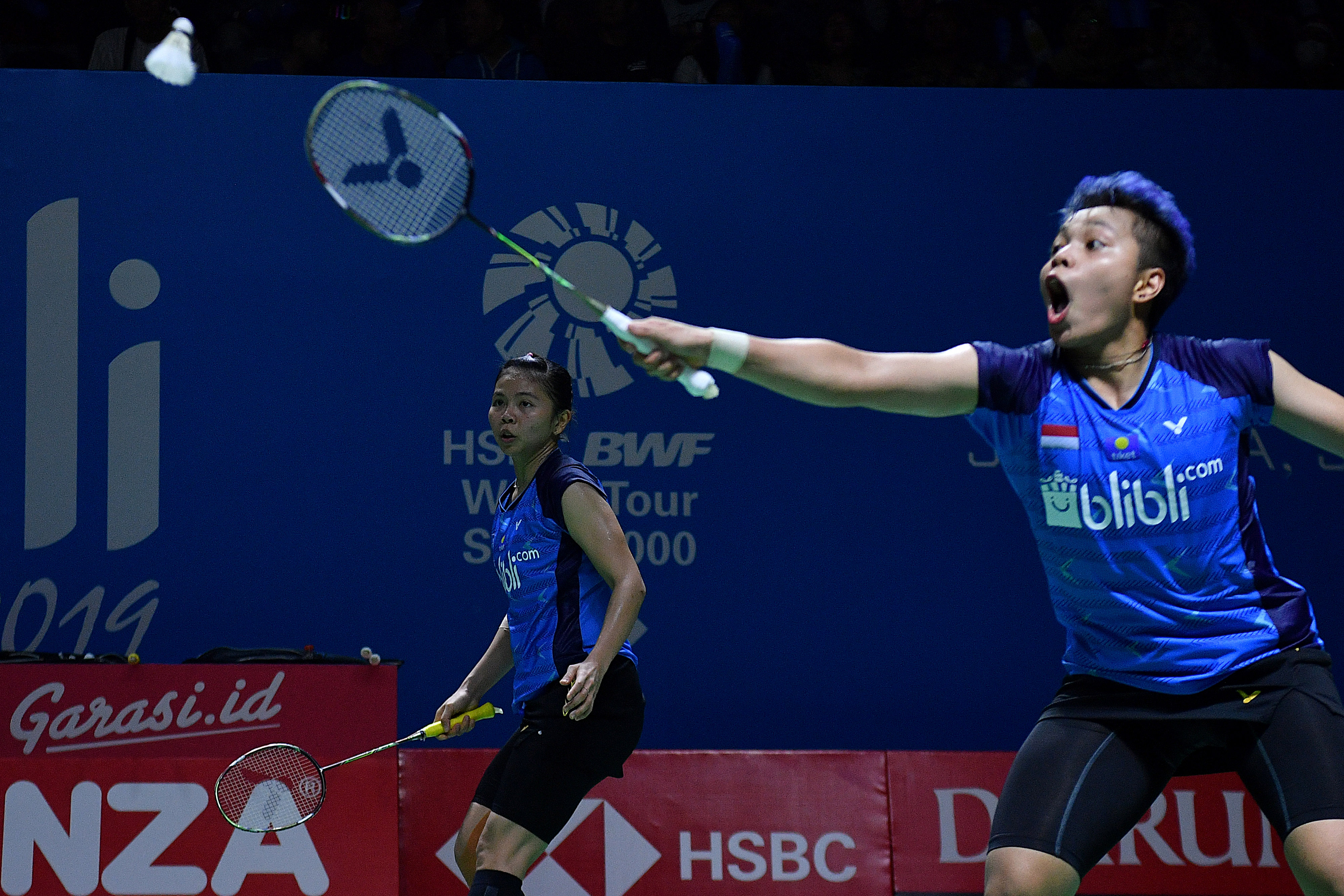 Pebulu tangkis ganda putri Indonesia Apriyani Rahayu (kanan) dan Greysia Polii berusahal mengembalikan kok.