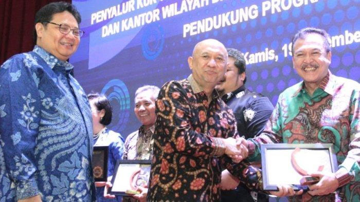 Menteri Koperasi dan UKM Teten Masduki (tengah) memberikan penghargaan kepada Direktur Utama Perum Jamkrindo Randi Anto (kanan)    