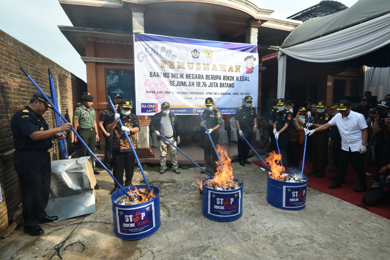Pemusnahan rokok ilegal.