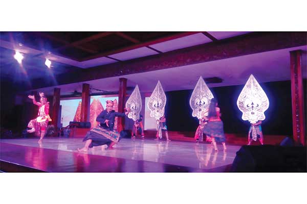 Pergelaran sendratari kolosal Pawiyatan Agung Triamogasidi Universitas Trisakti di Gedung Sasono Langen Budoyo-Taman Mini Indonesia Indah