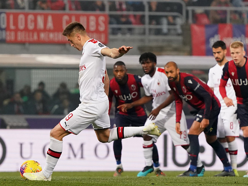 Krzysztof Piatek melakukan eksekusi penalti yang membuka keunggulan AC Milan atas Bologna