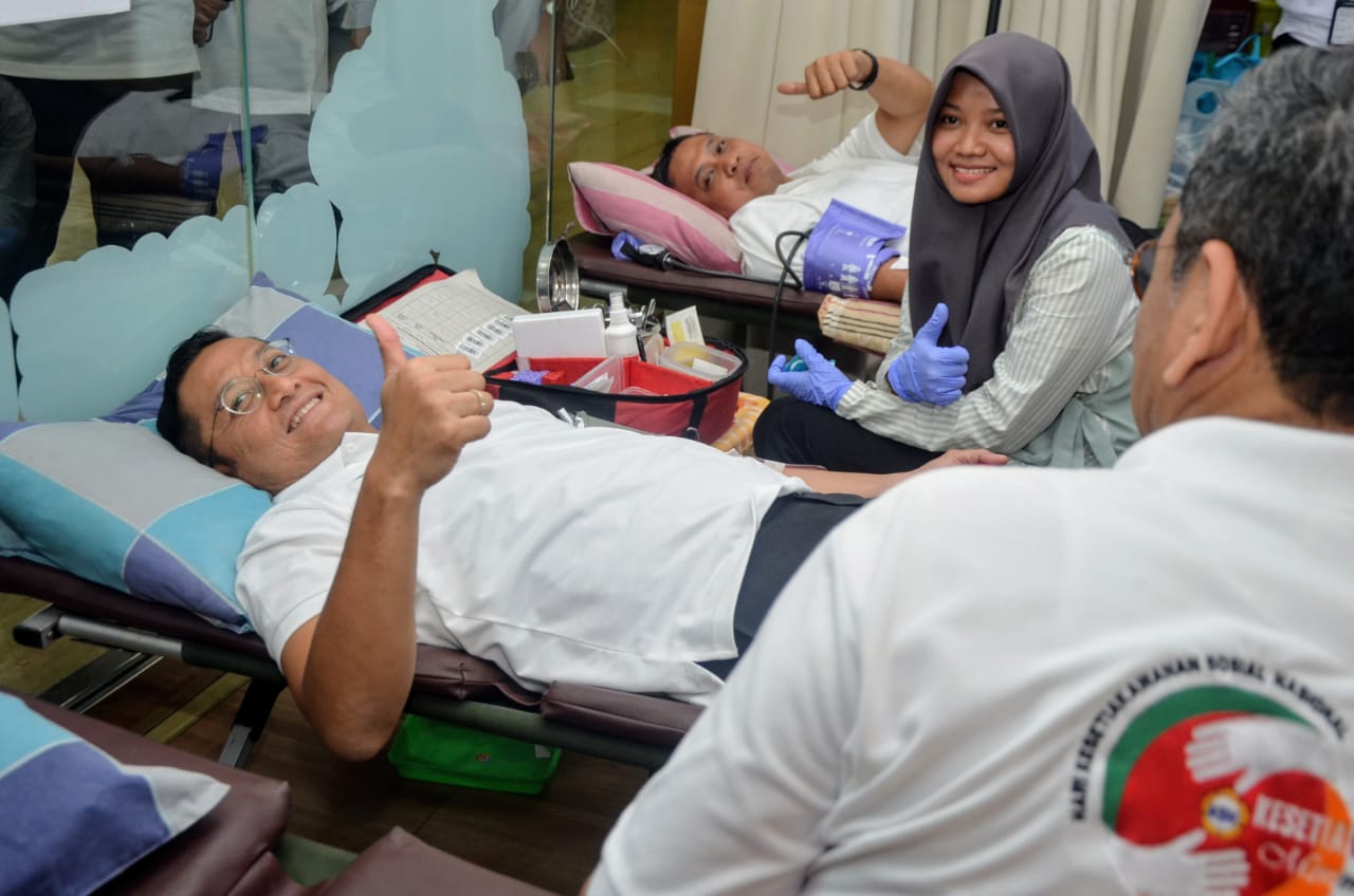 Mensos Juliari mendonorkan darahnya saat pencanangan Bulan Donor Darah.