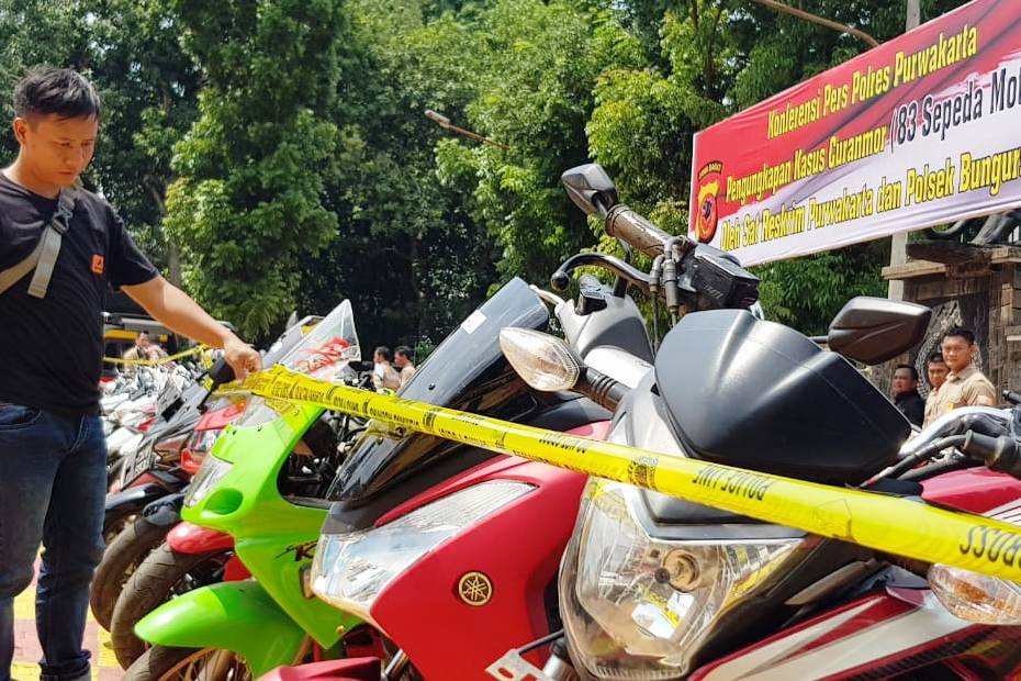 Sebanyak 83 motor diparkir di Mapolres Purwakarta. Polres persilahkan warga melihat dan mengambil motornya yang dicuri.