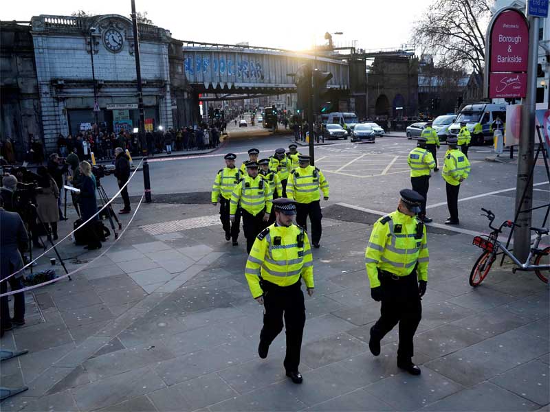 Polisi Berjaga di sekitar London Bridge pascapenusukan oleh mantan napi teroris.