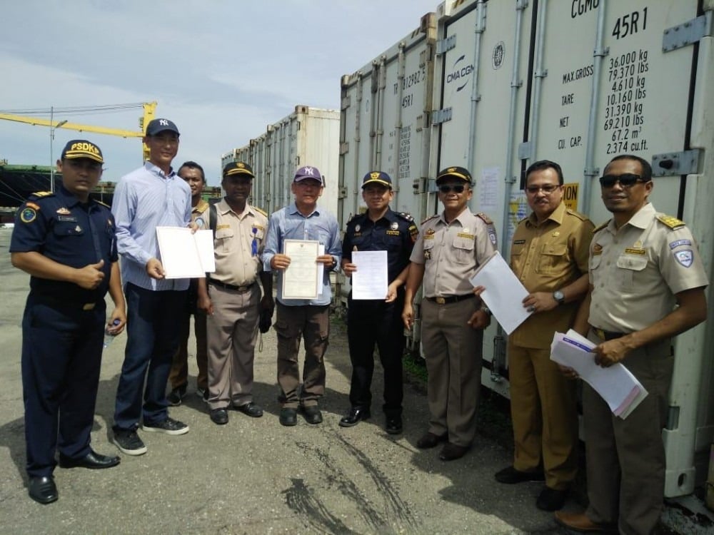 Pelepasan 12 buah kontainer ekspor udang (vannamei shrimp) di dermaga perusahaan PT Wahana Lestari Investama (WLI), pada Selasa (10/12)