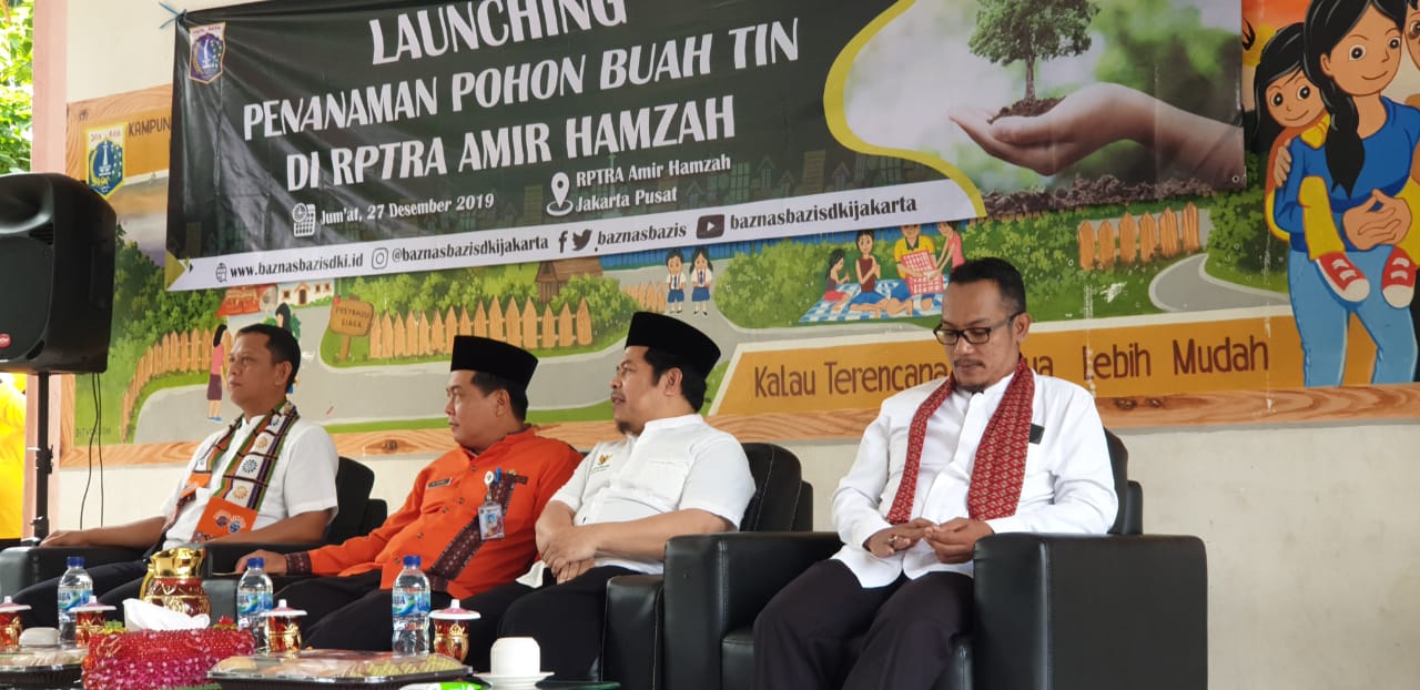 pAcara penanaman pohon tin di Ruang Publik Terpadu Ramah Anak (RPTRA) Amir Hamzah, Pegangsaan, Menteng, Jakarta Pusat, Jumat (27/12).