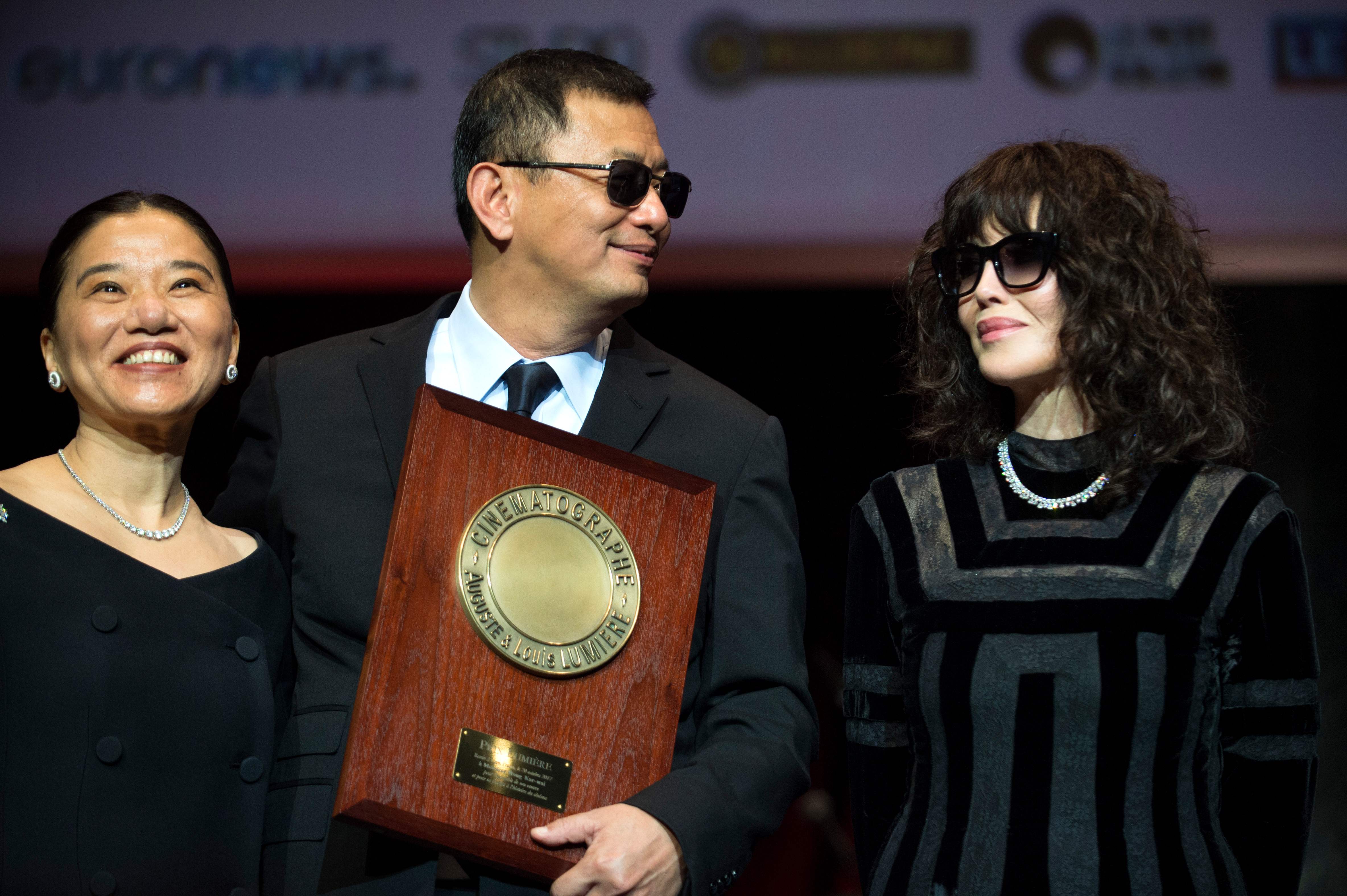 Produser film, Wong Kar-wai (tengah) saat menerima Lumiere Award 2017.