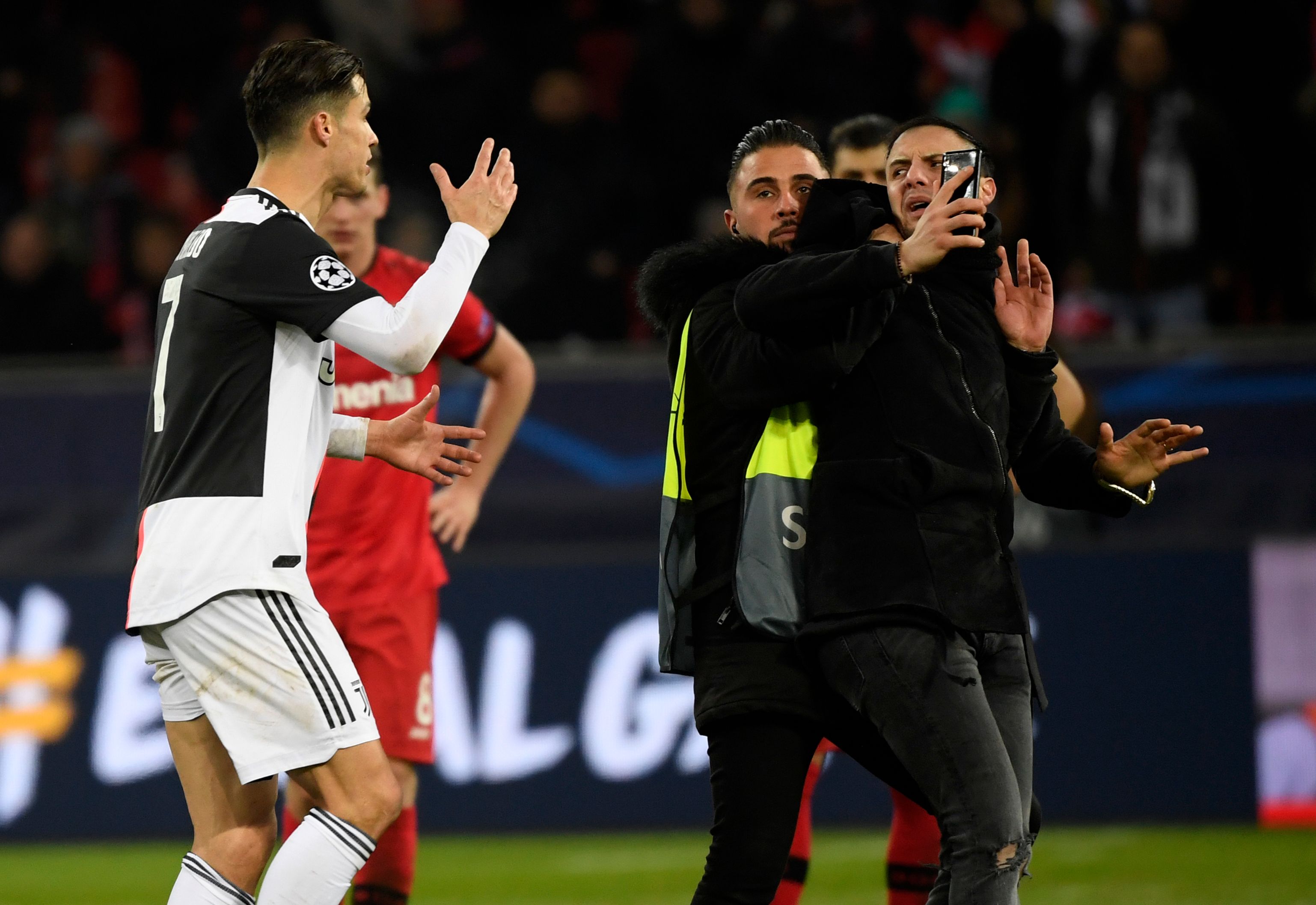 Cristiano Ronaldo memarahi seorang pendukung yang mengajaknya berswafoto usai laga Liga Champions kontra Bayer Leverkusen