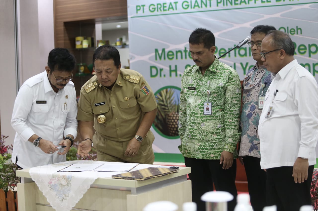 Menteri Pertanian Syahrul Yasin Limpo (kiri) dan Gubernur Lampung Arinal Djunaidi (kanan) saat menandatangani MoU peningkatkan ekspor  