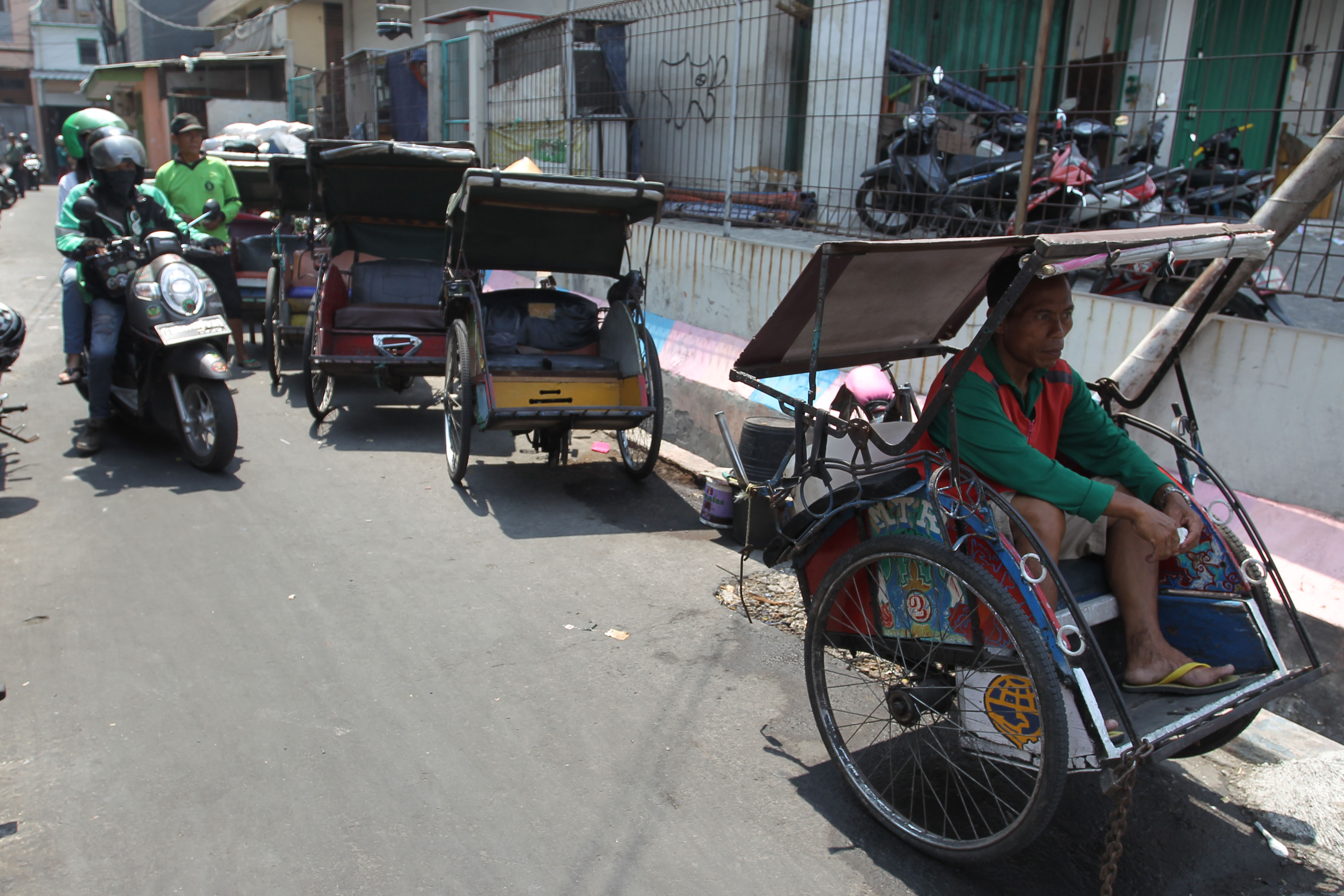 Sejumlah pengemudi becak mangkal di shelter becak kawasan, Pejagalan, Jakarta Utara.