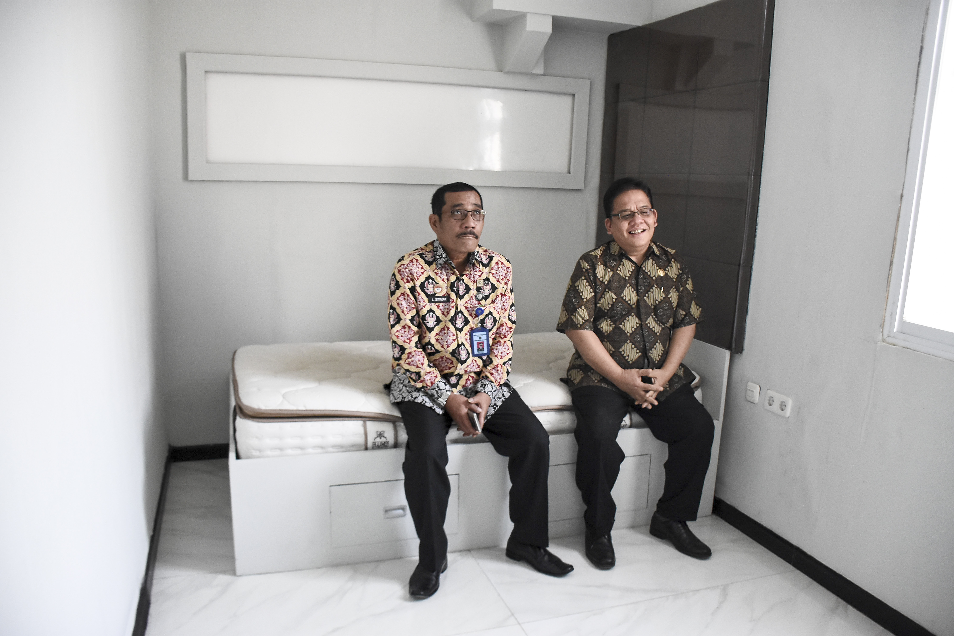 Komisioner Ombudsman RI Adrianus Eliasta Meliala bersama Kakanwil Kemenkumham Jawa Barat Liberti Sitinjak di LP Sukamiskin, Jumat (20/12)